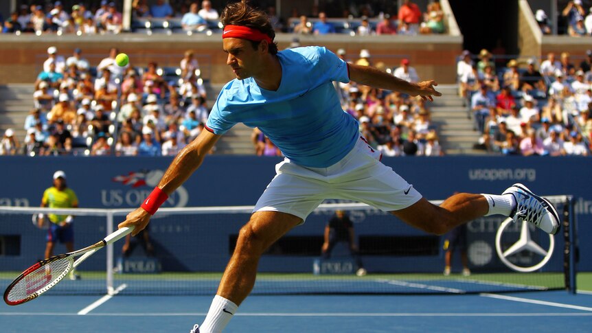 Federer waltzes into the fourth round