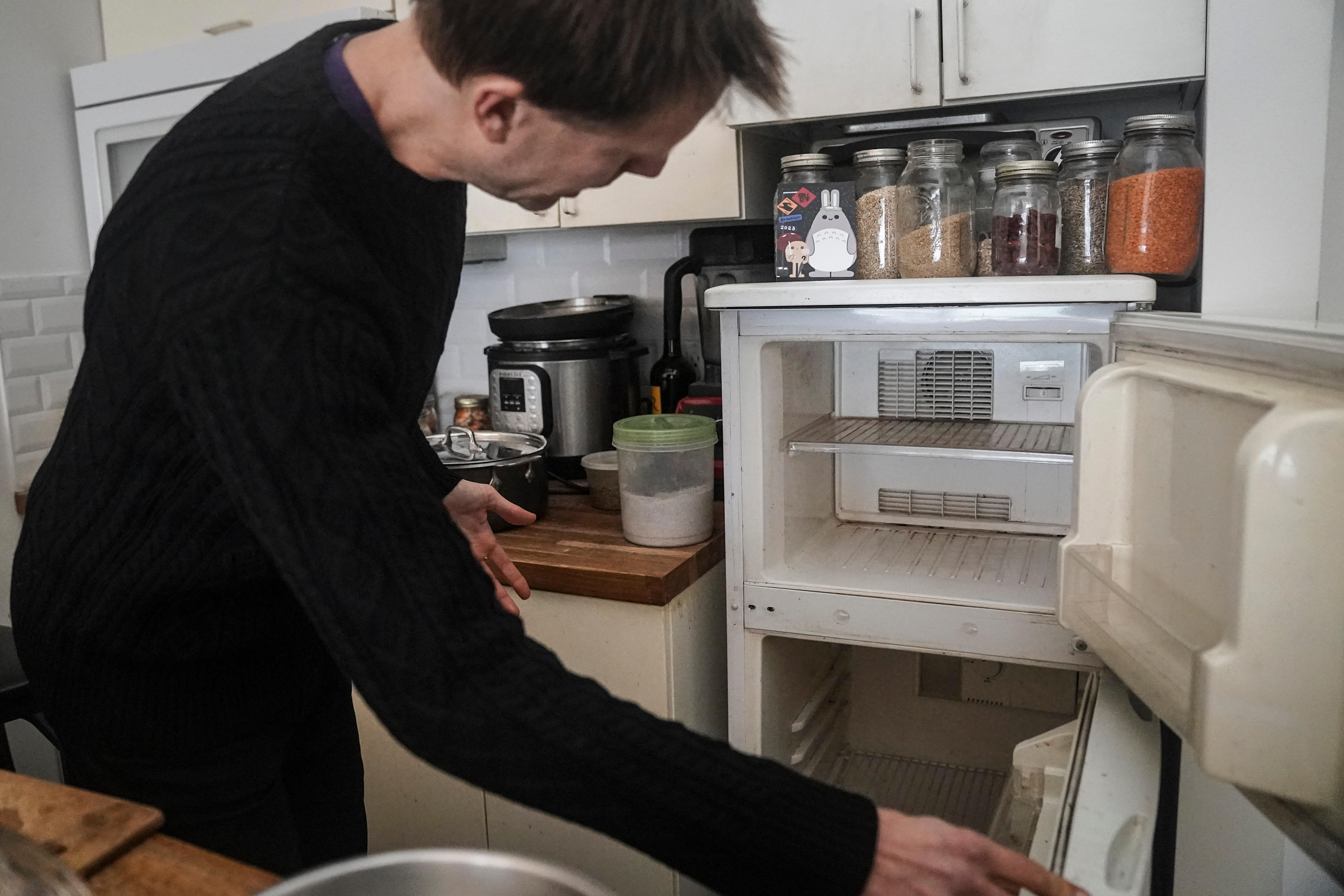 Living sustainably in New York City by unplugging appliances - ABC News