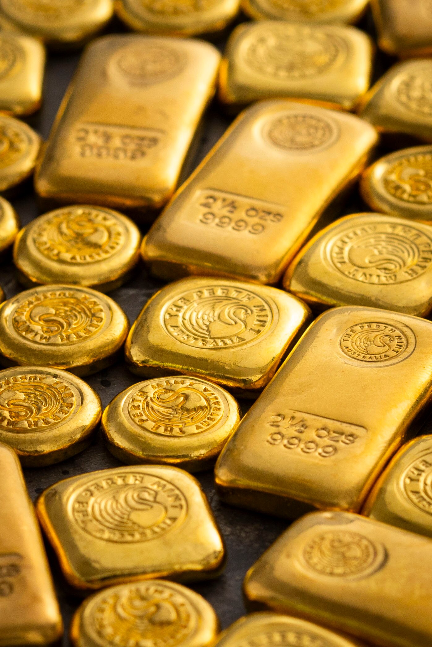 Productos dorados con el logo de Perth Mint.  