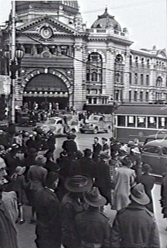 An archival photo shows traffic stopped outside Flinders Street station in 1942 for a minutes silence.