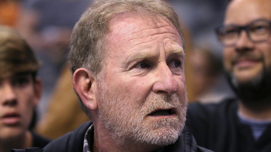 Le propriétaire des NBA Phoenix Suns, Robert Sarver, suspendu pour un an après une enquête sur le comportement au travail