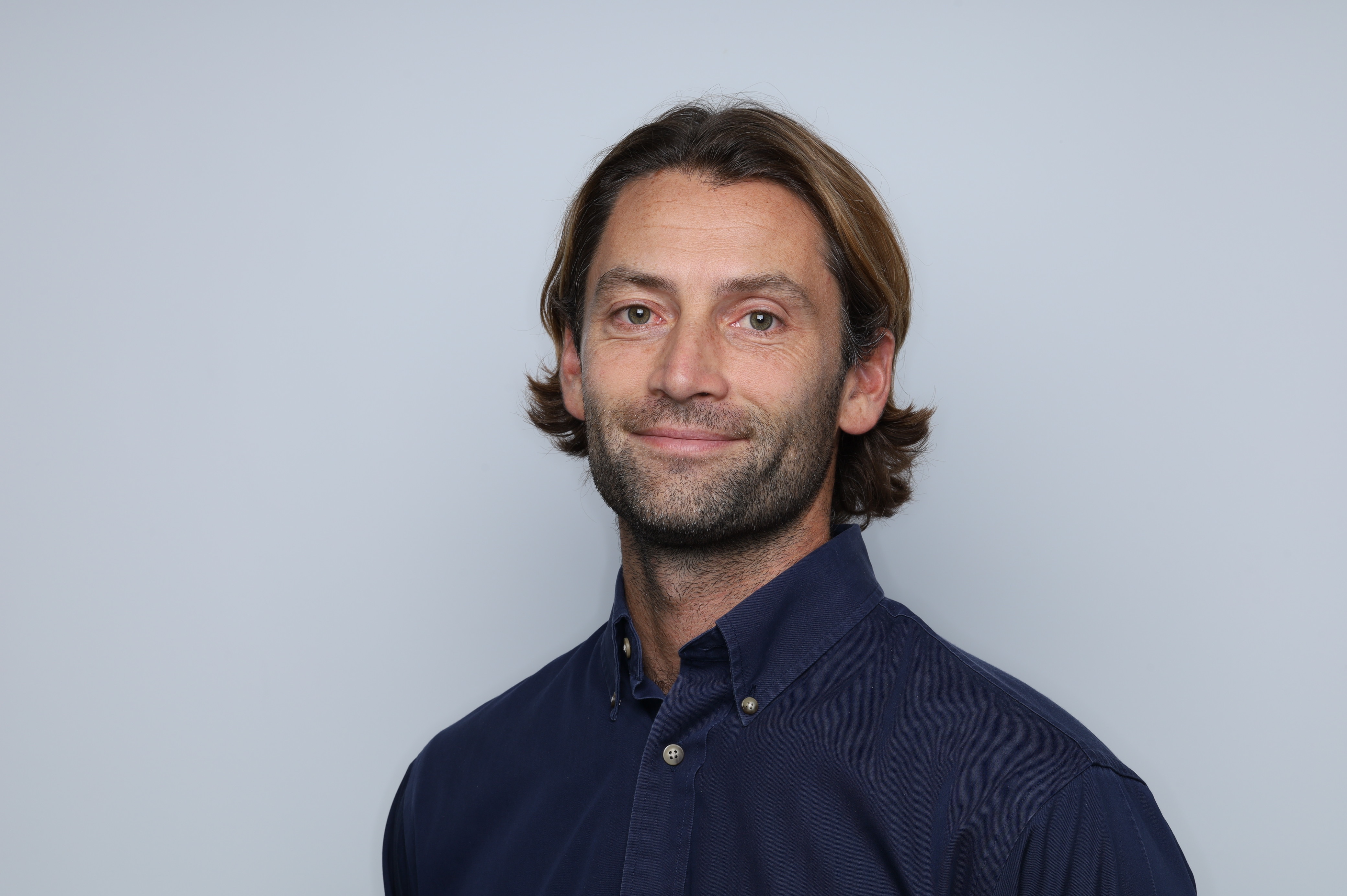 un hombre sonriendo a la cámara 