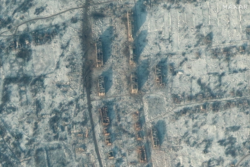Widok z góry przedstawiający serię zniszczonych mieszkań. 