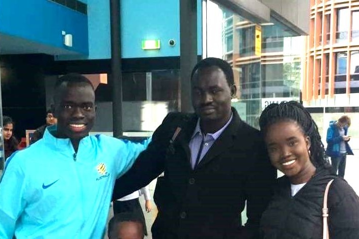 Peter Kuereng con su sobrino y Socceroo Awer Mabil y su sobrina Bor Mabil.