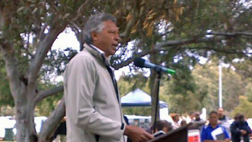 Ernie Dingo address reconciliation march at Narrogin under tree in park