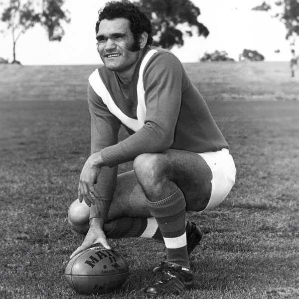 Fotografía en blanco y negro de un aborigen con uniforme de fútbol