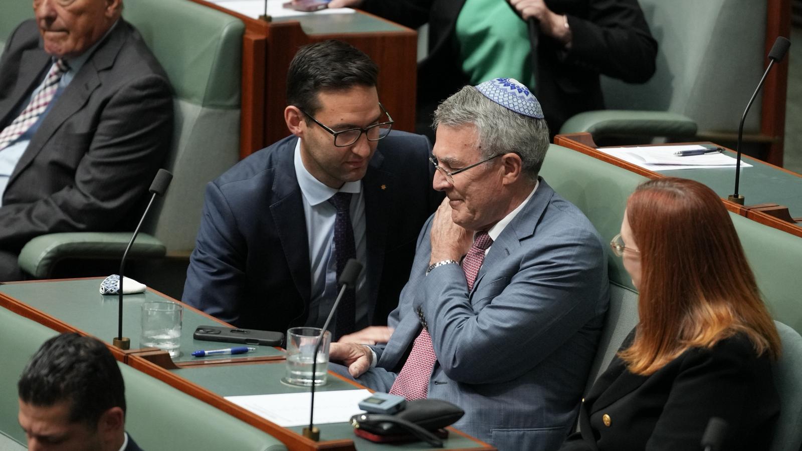     Josh Burns y Mark Dreyfus en la Cámara de Representantes. 