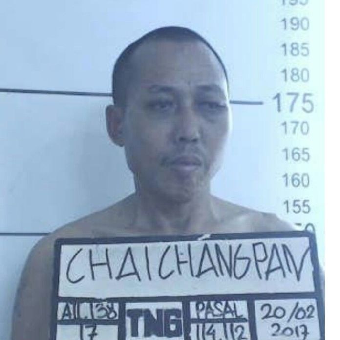 A mugshot of a bald Chinese man.