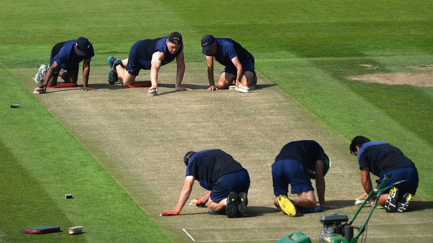 Ground staff put finishing touches on Lord's deck