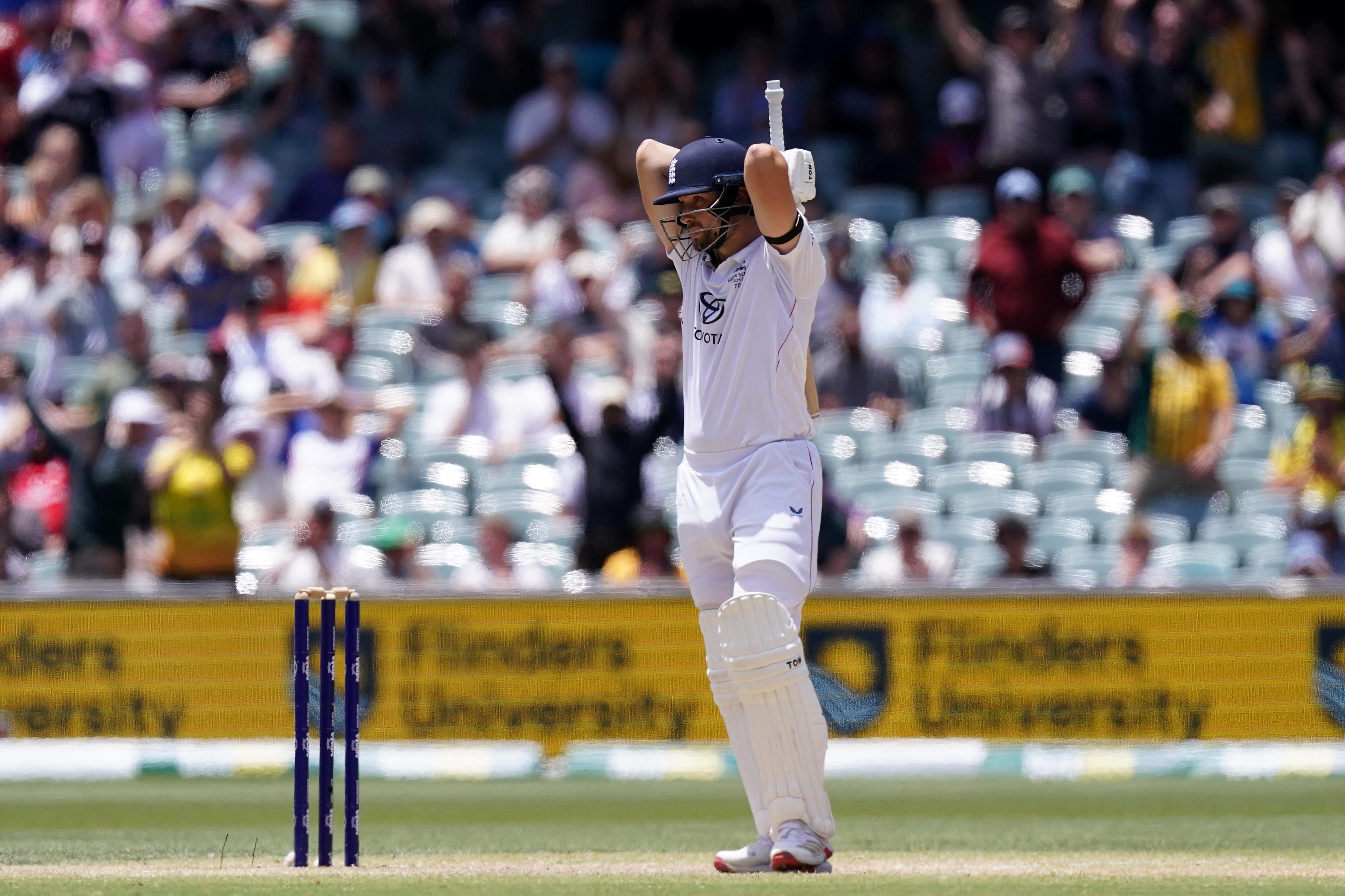 Will Jacks sostiene su bate a la espalda