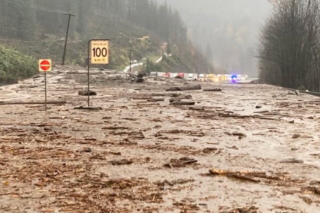 Una vista di una strada vicino a Popcom dopo le frane e le inondazioni in British Columbia.