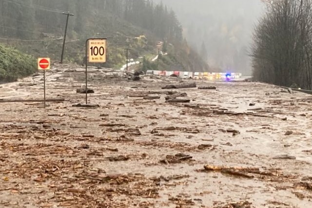 Vue d'une route près de Popkum à la suite de coulées de boue et d'inondations en Colombie-Britannique.