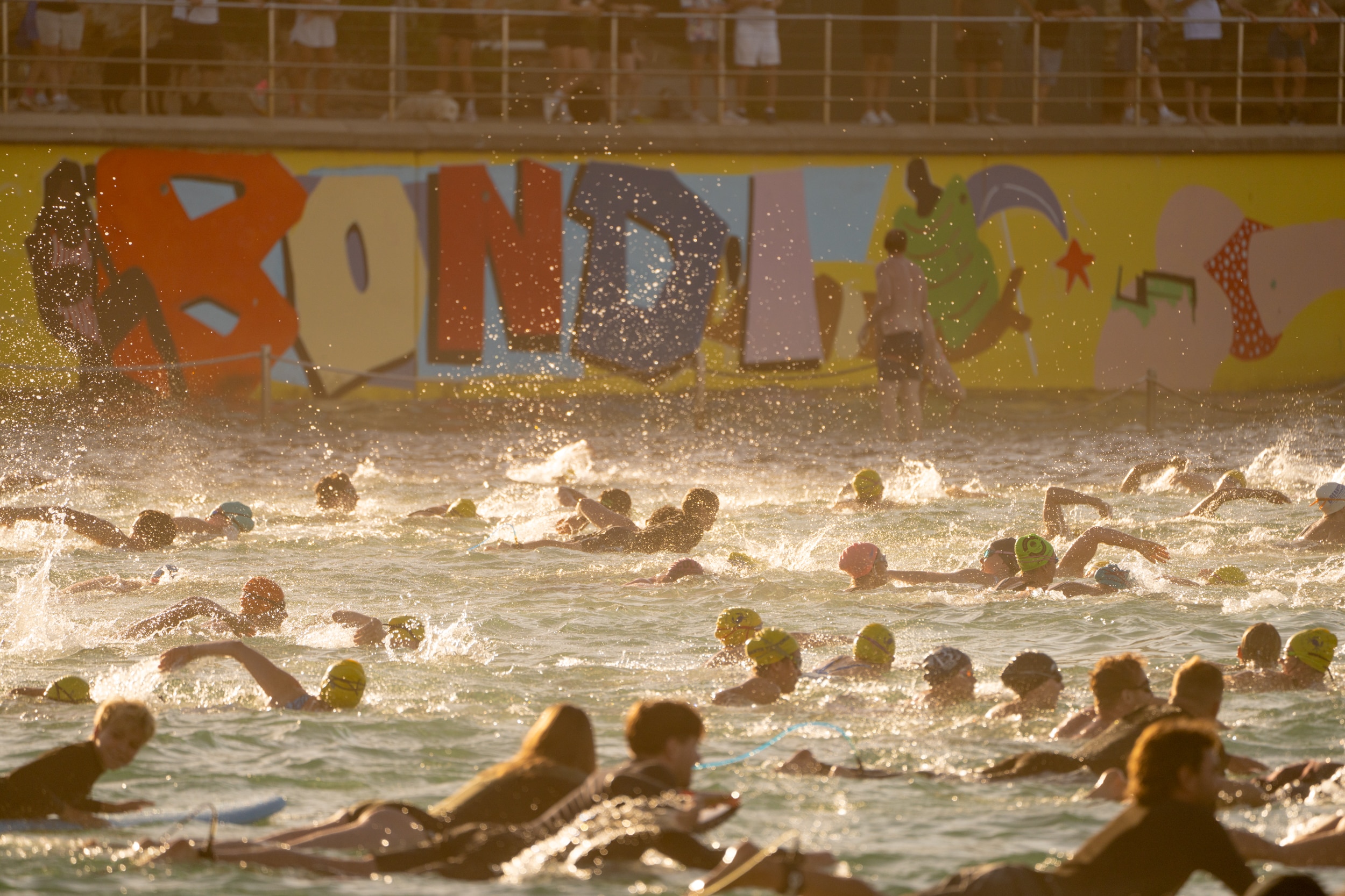 Gente remando en tablas en Bondi Beach