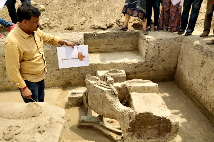 Indian archaeologists discover Bronze Age chariots, weapons indicating