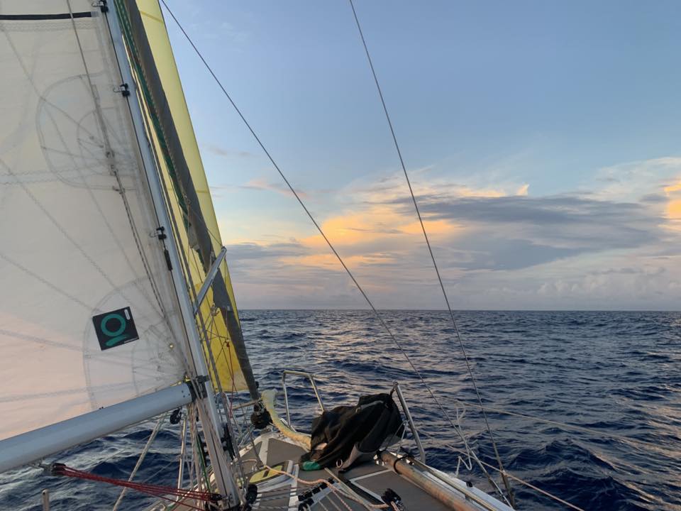Um barco navega em mar aberto.