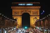Paris est Charlie" (Paris is Charlie) is projected onto the Arc de Triomphe