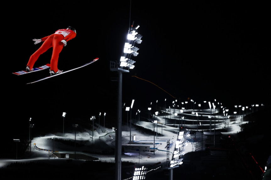 Dominik Peter del equipo de Suiza compite durante los saltos de esquí por equipos masculinos en los Juegos Olímpicos de Beijing