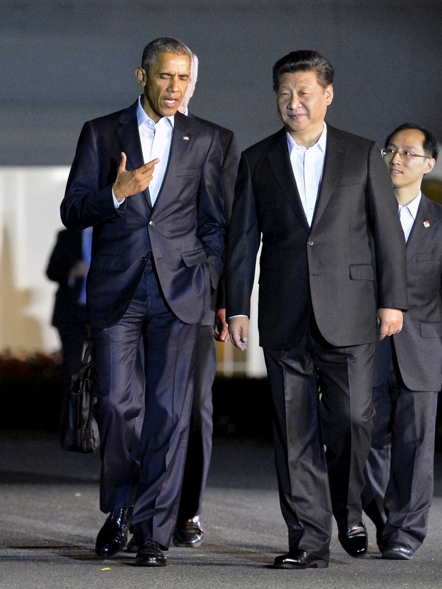 Barack Obama and Xi Jinping walk outside White House
