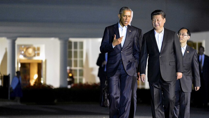 Barack Obama and Xi Jinping walk outside White House