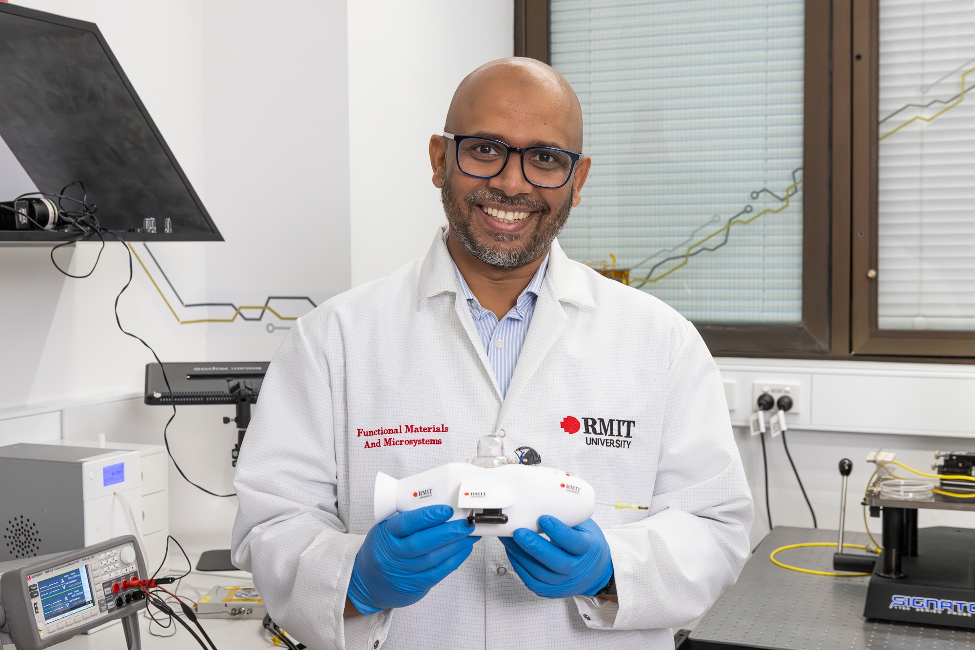 Swimming robot to clean up oil