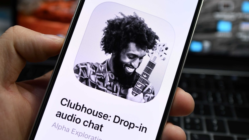 O logotipo do aplicativo Clubhouse é exibido na tela de um smartphone