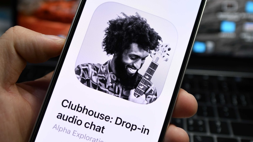 El logotipo de la aplicación Clubhouse se muestra en la pantalla de un teléfono inteligente