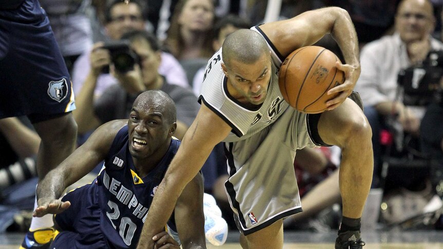Tight contest ... Tony Parker (R) attempts to control a loose ball against Quincy Pondexter