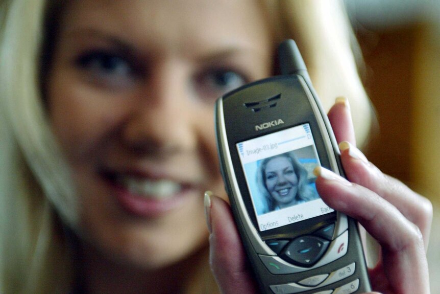 Телефон хоть есть. Нокиа 6650. Девушка на телефон Nokia. Nokia 6650.