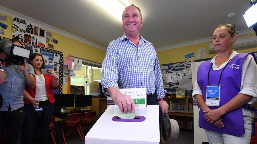 Barnaby Joyce casts his vote at the Woolbrook Primary School.