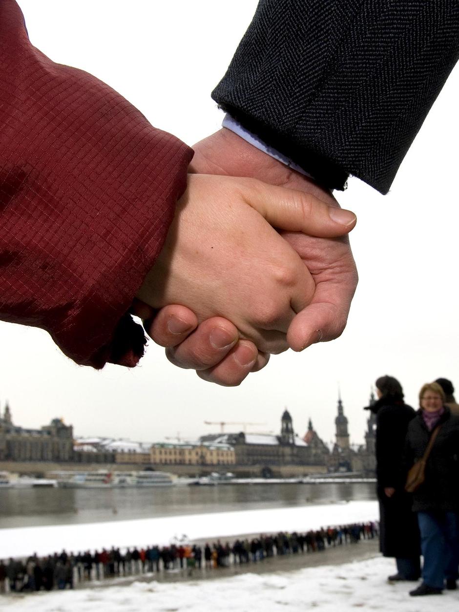Human chain marks Dresden firestorm - ABC News