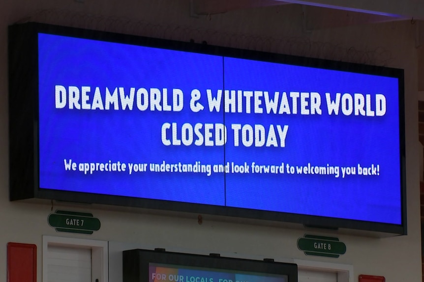 Un letrero dice que Dreamworld y White Water World están cerrados.
