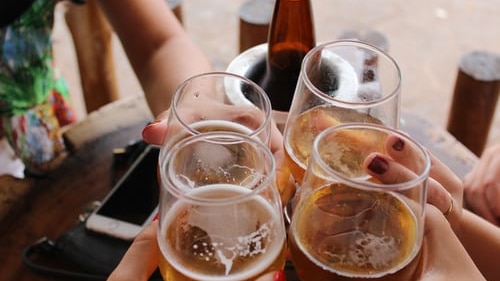 加拿大研究人员发现，每周饮酒一两杯也会有健康风险。