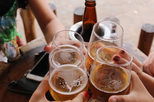 加拿大研究人员发现，每周饮酒一两杯也会有健康风险。