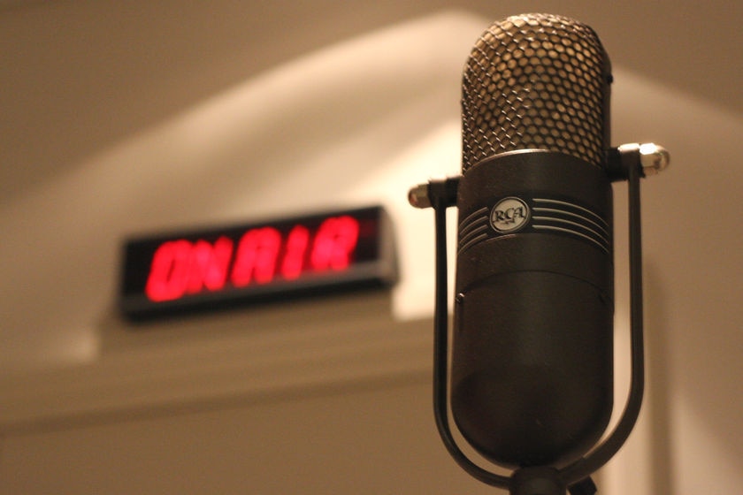 An old style microphone with an 'On-Air' light in the background, 3 October 2008 (ABC News: Damien Larkins)