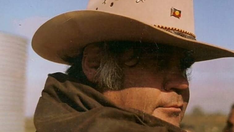 A close up of an Aboriginal man wearing an Akubra.