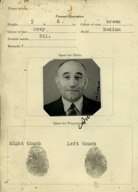 A document with a photo of Antonio Soro taken in 1940 as well as his fingerpronts.