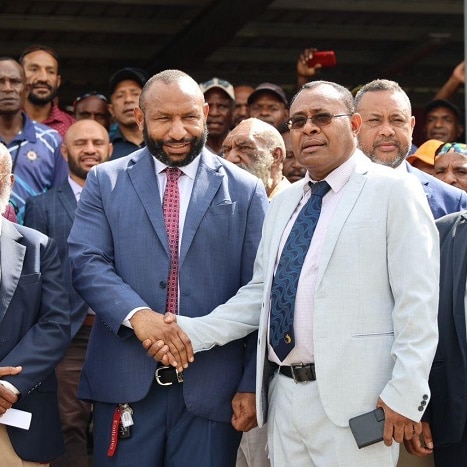 PNG oposisen lida Douglas Tomuriesa, Rainbo Paita na ol memba blong oposisen