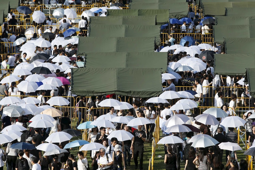 People queue to pay their respects to Lee Kuan Yew
