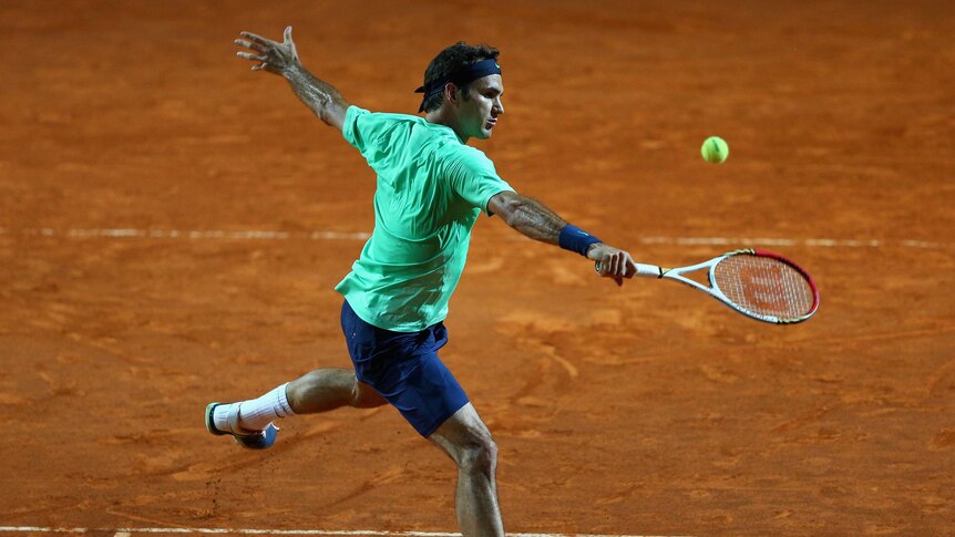 Federer returns against Paire