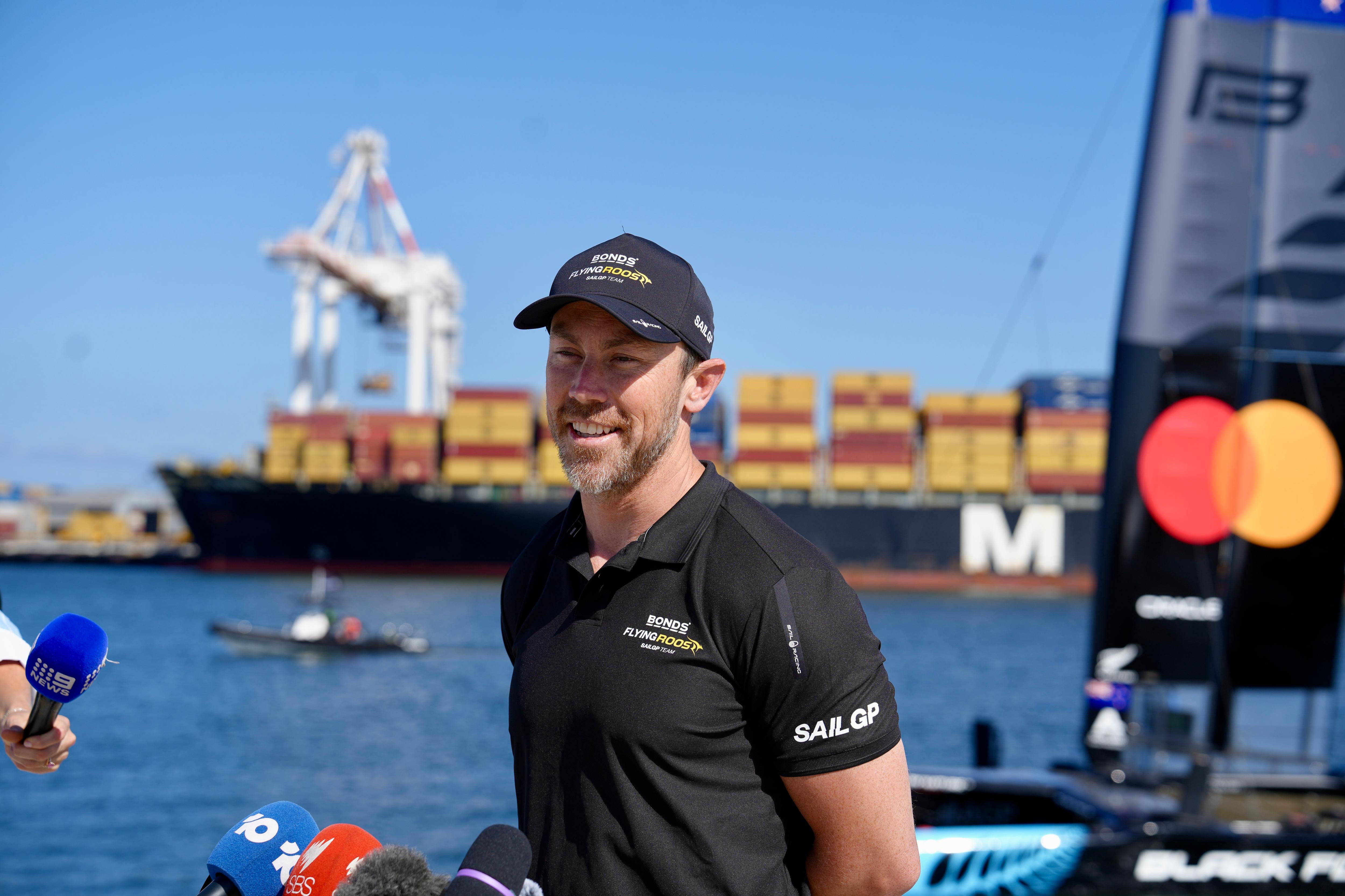 Kinley Fowler, corredor de SailGP, habla con los medios de comunicación en Fremantle Harbour.