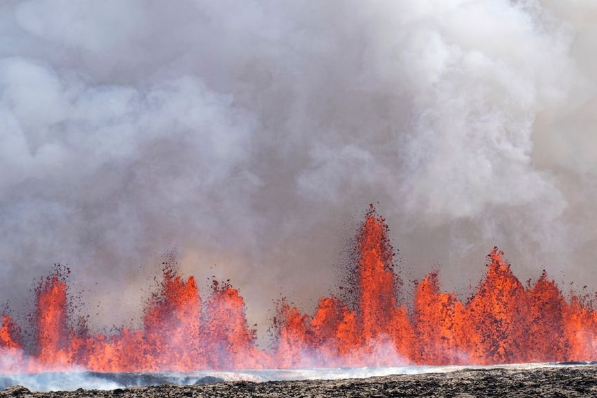 Lava peaks, wavelike wall of fire waves that are yellow and oragne