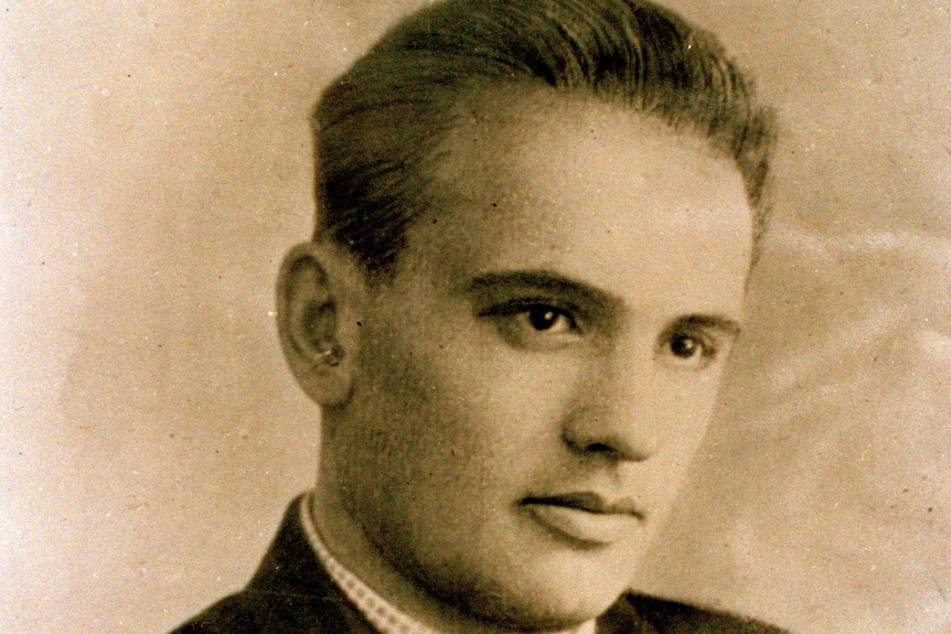 年轻时的戈尔巴乔夫穿着西服，侧脸面对镜头