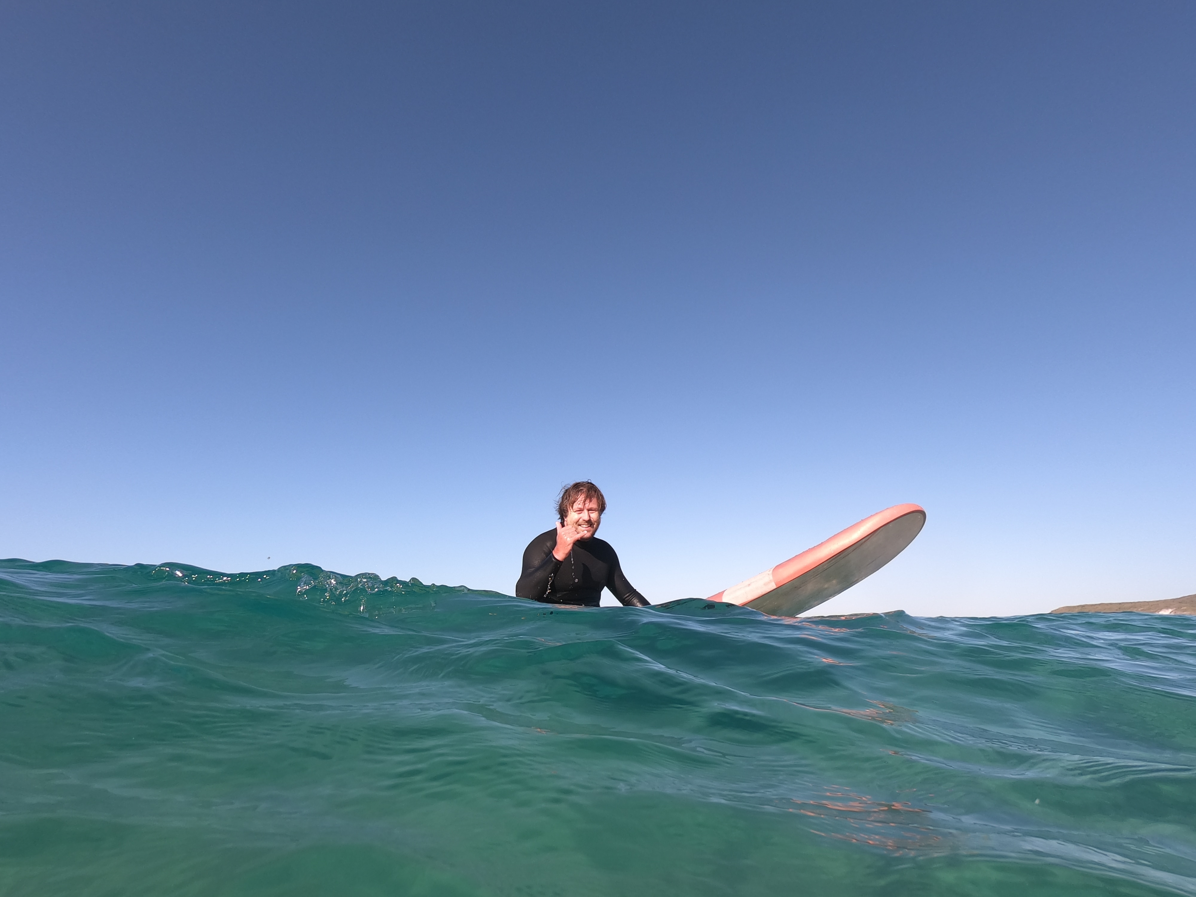 Sascha sobre una tabla de surf. 
