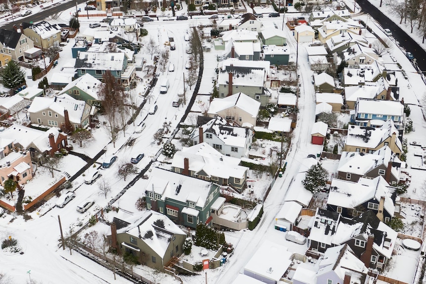 Vista aerea della neve che cade sulle case 