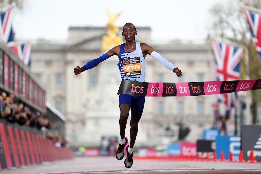 Kelvin Kiptum crosses the line with his arms outstretched