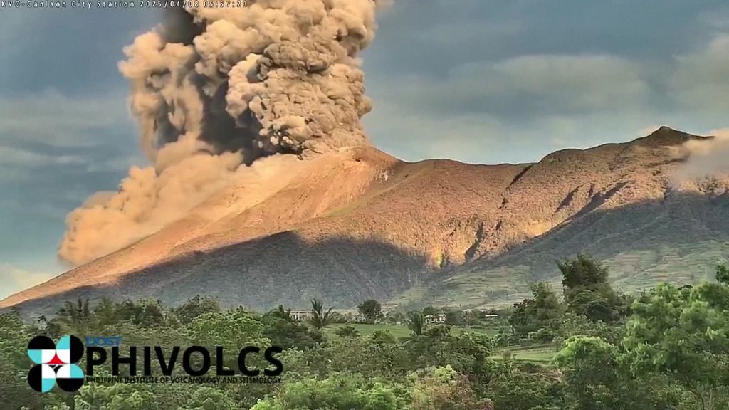 Eruption of Philippines' Kanlaon Volcano over timelapse - ABC News