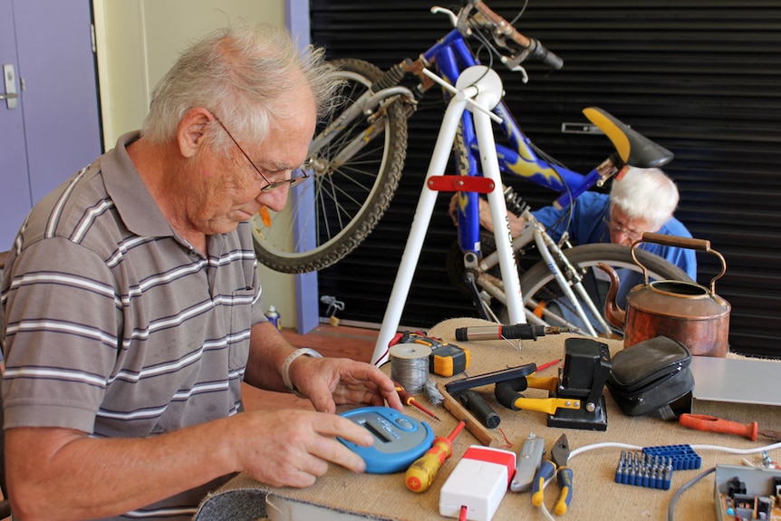 Theo Van De Pitte and Nev Littler at the Maleny Fix-It Cafe.