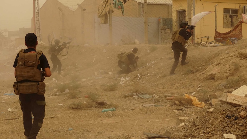 Iraqi security forces defend against attacks by IS