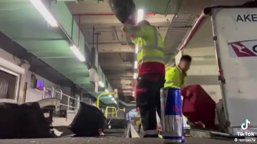 Les bagagistes filmés en train de jeter des bagages à l’aéroport se sont retirés dans l’attente d’une enquête