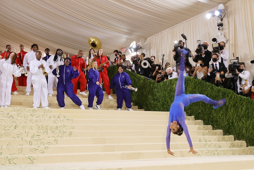 Gimnasta realizando una rutina de piso en un evento